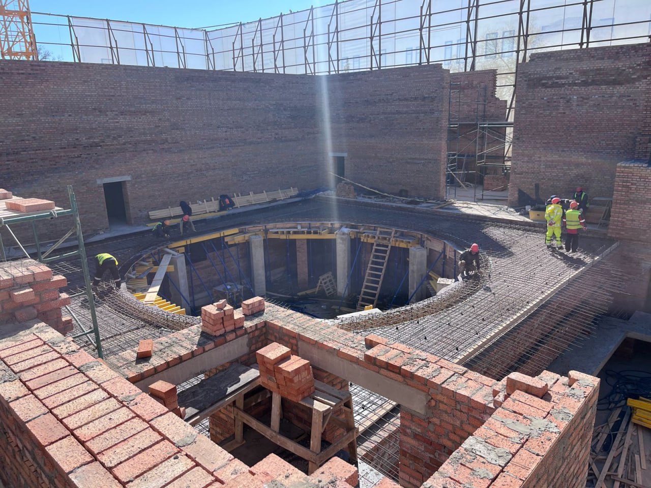 Вершина цинізму. Дивіться, що окупанти зараз роблять із драмтеатром у Маріуполі